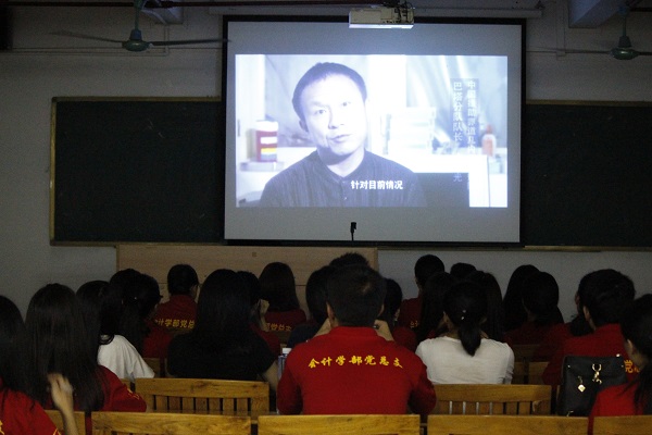 “两学一做”通过观看反腐倡廉等视频的形式学习.jpg